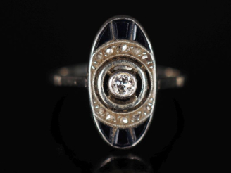 Vente aux enchères Bague de style Art Déco de forme ovale en or blanc 750, sertie en son 