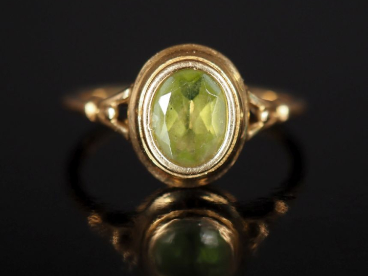 Bague en or jaune 750 et pierre verte TDD 56  Poids tel : 2,37 g   