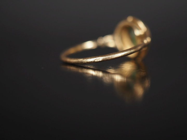 Bague en or jaune 750 et pierre verte TDD 56  Poids tel : 2,37 g   