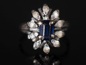 Vente aux enchères Bague marguerite en or blanc 750, saphir (?) et imitation du diamant. 