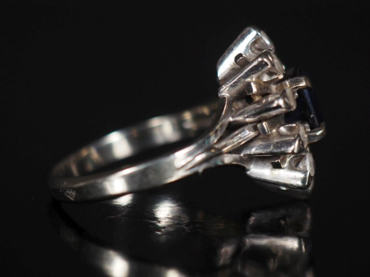 Bague marguerite en or blanc 750, saphir (?) et imitation du diamant. 