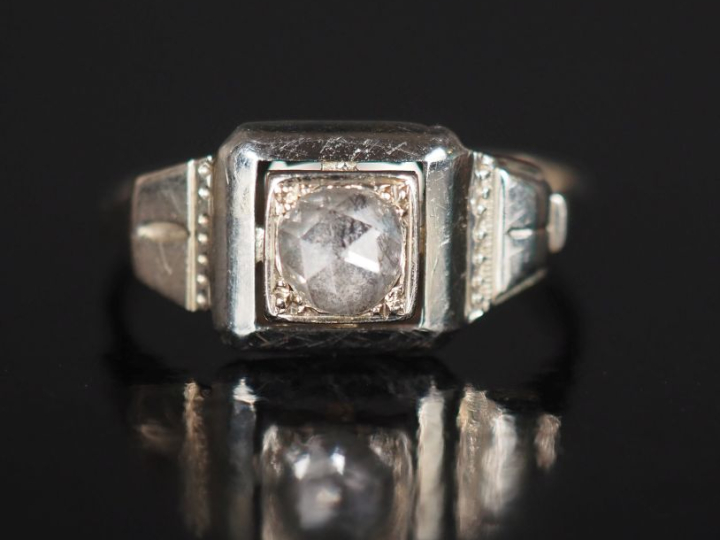 Bague de style Art Déco en or blanc 750 sertie d'un diamant taillé en 