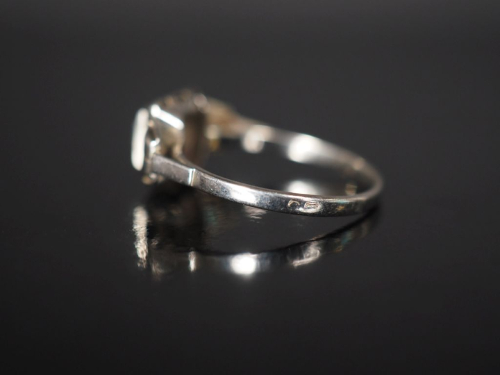 Bague de style Art Déco en or blanc 750 sertie d'un diamant taillé en 