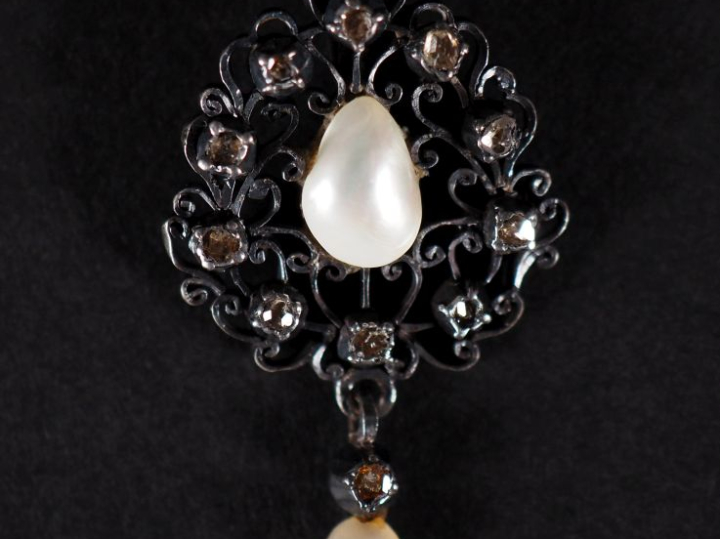 Pendentif 1900 en argent, roses et deux perles de forme baroque dont u
