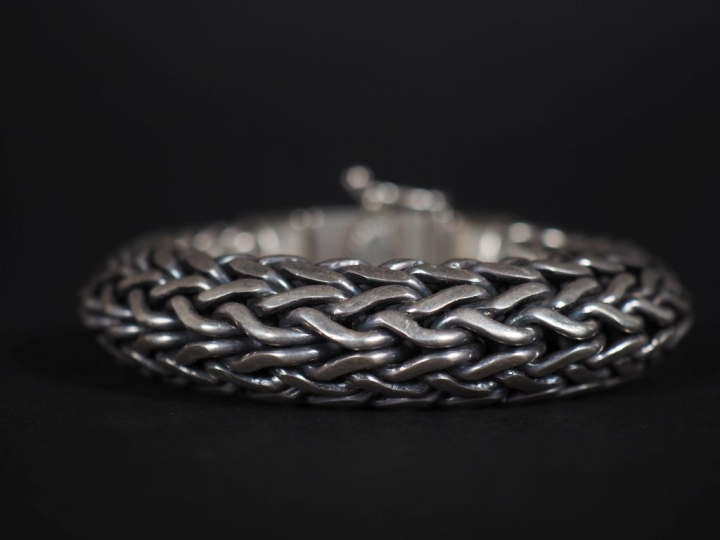 Important bracelet gourmette maille tressée en argent  signé Band of a