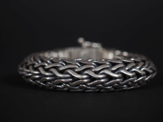 Vente aux enchères Important bracelet gourmette maille tressée en argent  signé Band of a