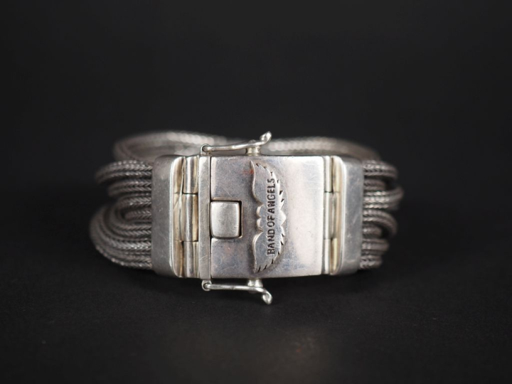Bracelet en argent, à 14 rangs de maille tressée  signé Band of Angels