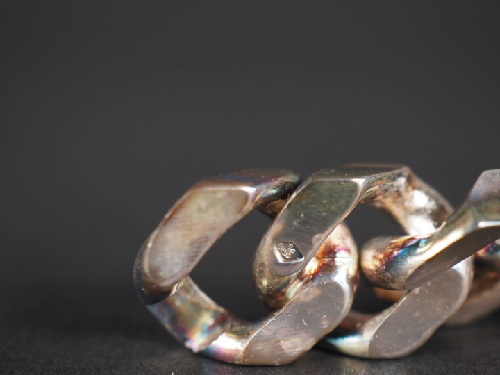 Gourmette en argent, non gravée Poids : 89 g   