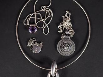 Vente aux enchères Ensemble comprenant :  - un collier en argent 925, maille ronde, agrém