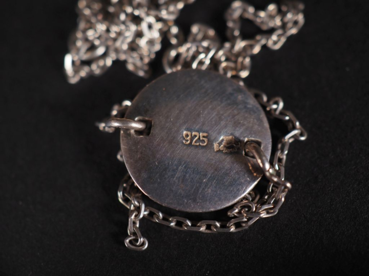 Ensemble comprenant :  - un collier en argent 925, maille ronde, agrém