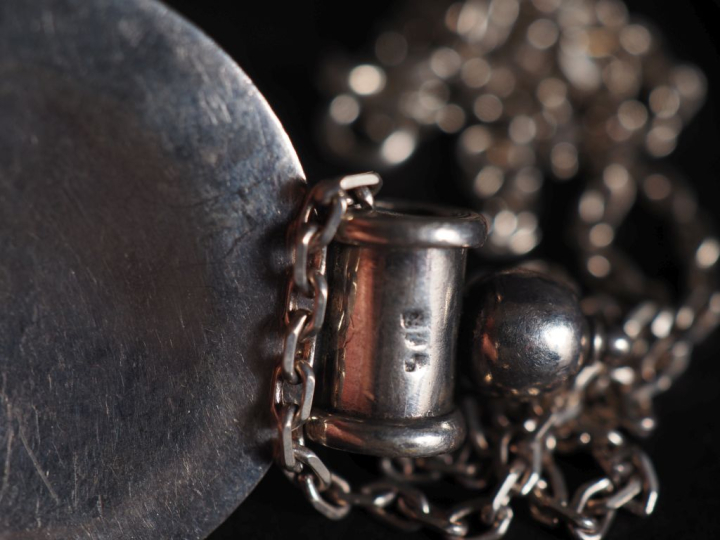 Ensemble comprenant :  - un collier en argent 925, maille ronde, agrém