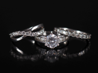 Vente aux enchères Ensemble comprenant :  - une bague en argent 925, sertie en son centre
