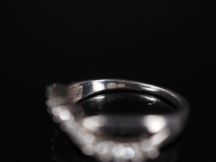 Ensemble comprenant :  - une bague en argent 925, sertie en son centre