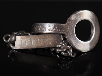 Vente aux enchères Ensemble comprenant :  - un bracelet moderniste en argent. Gravé Prat 