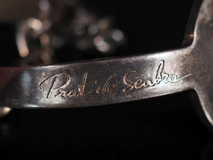 Ensemble comprenant :  - un bracelet moderniste en argent. Gravé Prat 