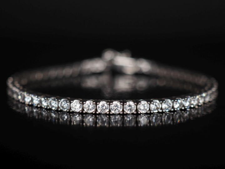Bracelet souple en argent 925  et pieres à l'imitation du diamant. Lon