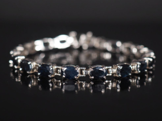 Vente aux enchères Bracelet articulé en argent 925 serti de pierres bleues. Longueur : 18