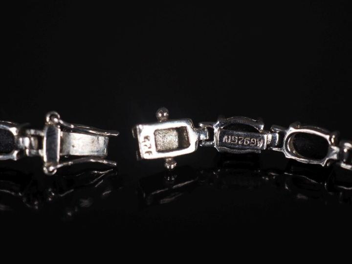 Bracelet articulé en argent 925 serti de pierres bleues. Longueur : 18