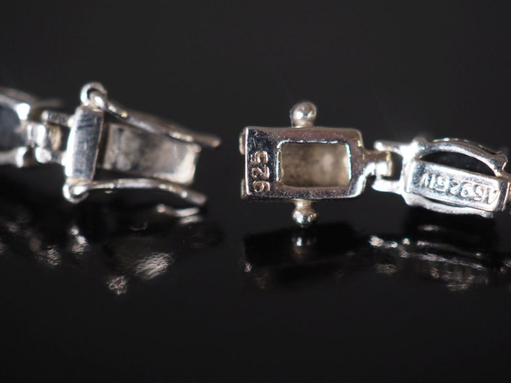 Bracelet articulé en argent 925 serti de pierres bleues. Longueur : 18
