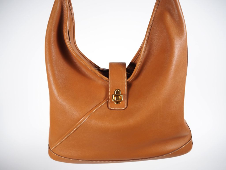 HERMES, Paris Sac porté épaule, modèle "Duska" en cuir marron.  Compar