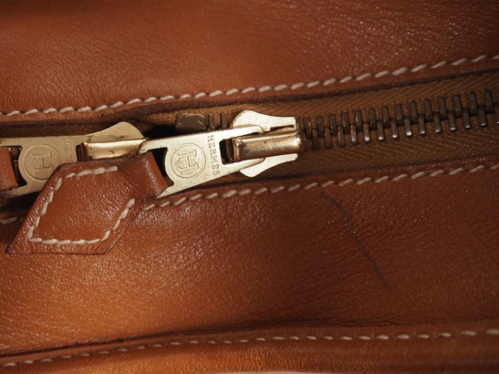 HERMES, Paris Sac porté épaule, modèle "Duska" en cuir marron.  Compar
