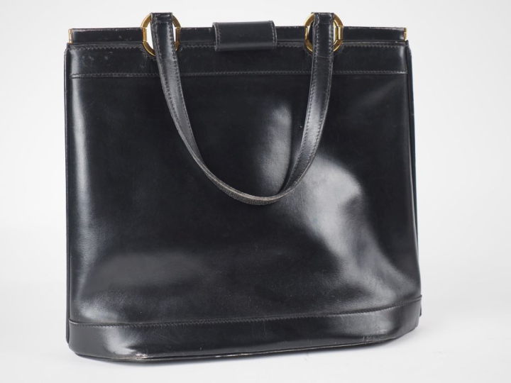 HERMES, Paris Sac vintage, modèle Berry, porté main en cuir noir.  Com
