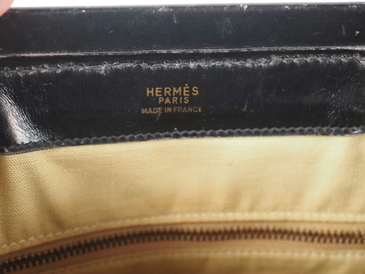 HERMES, Paris Sac vintage, modèle Berry, porté main en cuir noir.  Com