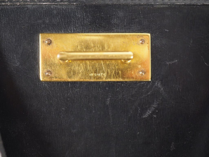 HERMES, Paris Sac vintage, modèle Berry, porté main en cuir noir.  Com