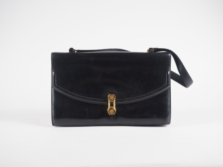 HERMES, Paris Sac vintage porté épaule en cuir noir.  Intérieur à troi