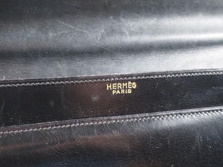 HERMES, Paris Sac vintage porté épaule en cuir noir.  Intérieur à troi