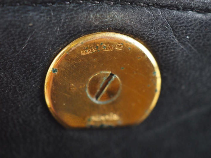 HERMES, Paris Sac vintage porté épaule en cuir noir.  Intérieur à troi