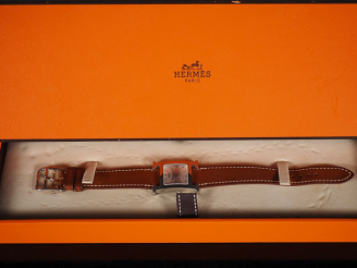Vente aux enchères HERMES, Paris  Montre bracelet, modèle "Heure H".  Boitier en métal ar