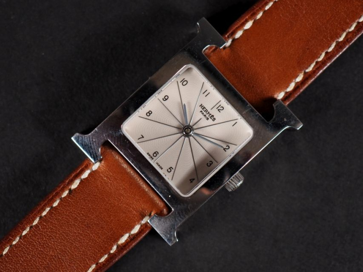 HERMES, Paris  Montre bracelet, modèle "Heure H".  Boitier en métal ar