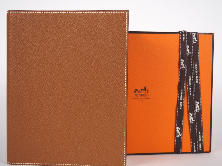 HERMES, Paris Protège agenda en cuir Courchevel Gold surpiqué.  Tampon