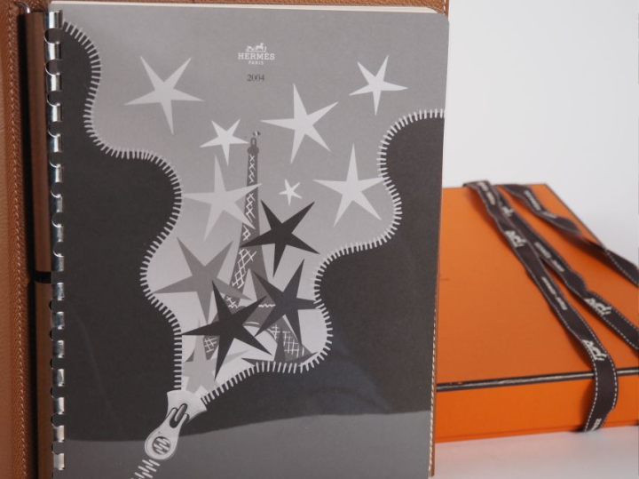 HERMES, Paris Protège agenda en cuir Courchevel Gold surpiqué.  Tampon