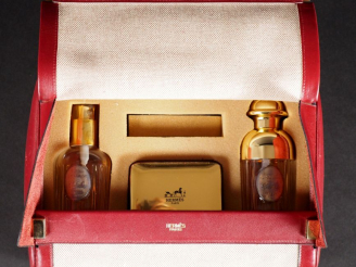 Vente aux enchères HERMES, Paris Trousse de toilette en toile beige et cuir bordeaux, con
