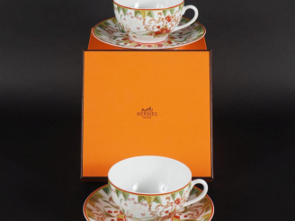 Vente aux enchères HERMES, Paris Paire de déjeuner en porcelaine polychrome, modèle "Pyth