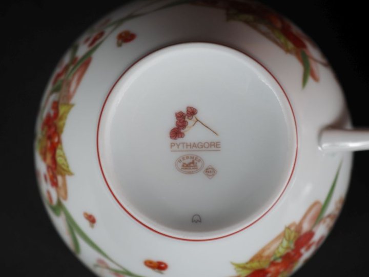 HERMES, Paris Paire de déjeuner en porcelaine polychrome, modèle "Pyth