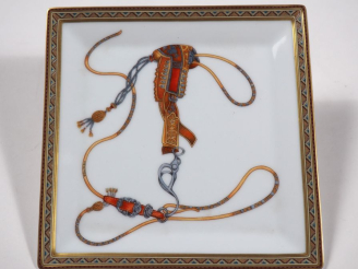 Vente aux enchères HERMES, Paris Vide poche en porcelaine, à décor polychrome sur fond bl