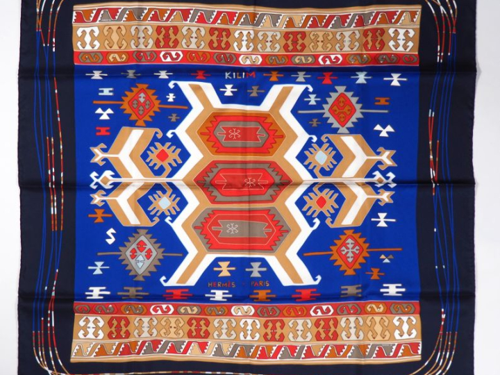 HERMES, Paris Carré de soie, modèle "kilim".  Design Dimitri R.  Signé