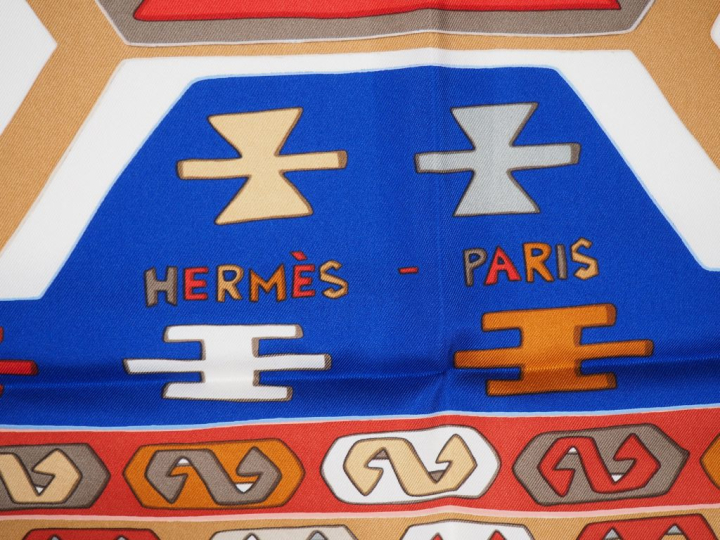 HERMES, Paris Carré de soie, modèle "kilim".  Design Dimitri R.  Signé