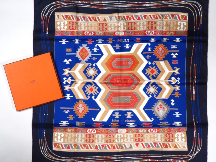 HERMES, Paris Carré de soie, modèle "kilim".  Design Dimitri R.  Signé