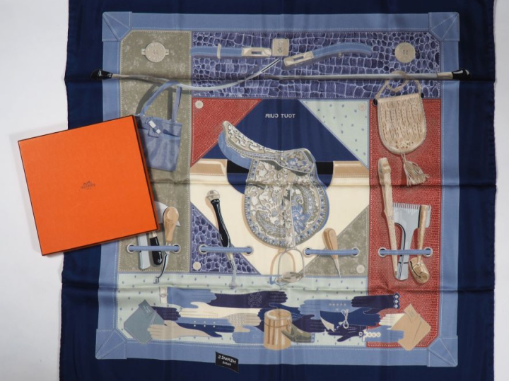 HERMES, Paris Carré de soie, modèle "Tout cuir". Design Latham. Signé.