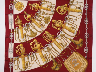 Vente aux enchères HERMES, Paris Carré de soie, modèle "Cliquetis". Desig par J. Abadie. 