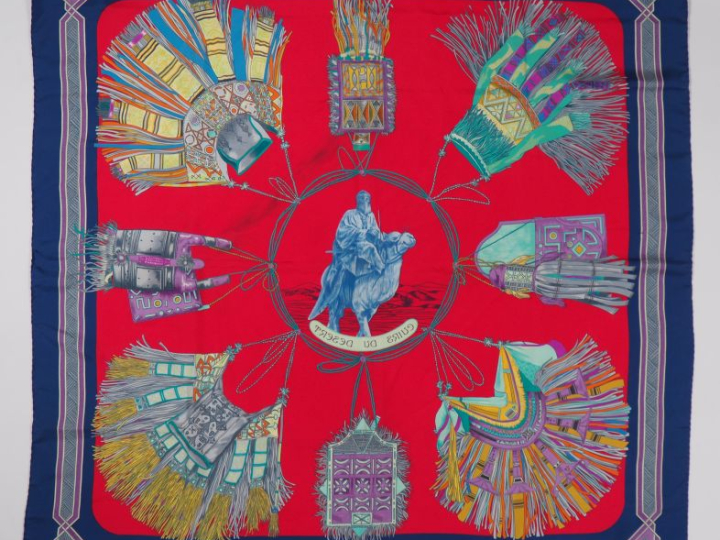 HERMES, Paris Carré de soie, modèle "Cuirs du désert". Design par F. d