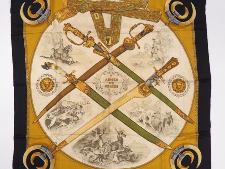 HERMES, Paris Carré de soie, modèle "Armes de chasse".  Signé Ledoux. 