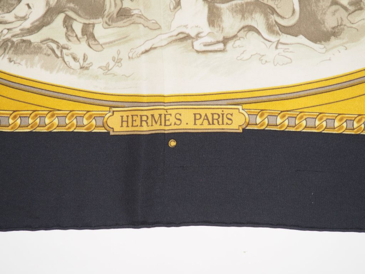 HERMES, Paris Carré de soie, modèle "Armes de chasse".  Signé Ledoux. 