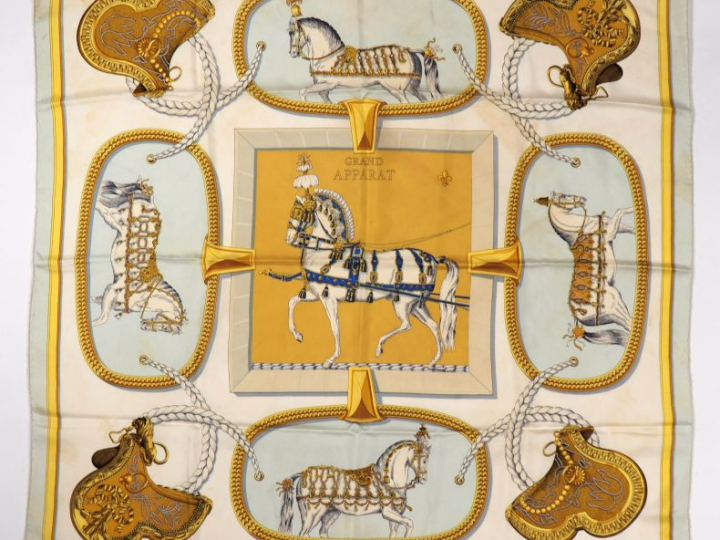HERMES, Paris Carré de soie, modèle "Grand apparat".  Signé Jacques Eu