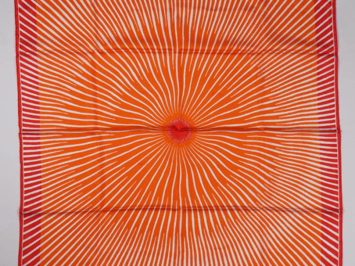 HERMES, Paris Carré de soie, modèle "Soleil". Signé.