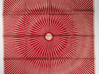 Vente aux enchères HERMES, Paris Carré de soie, modèle "Soleil". Signé.  Dans sa boite (l